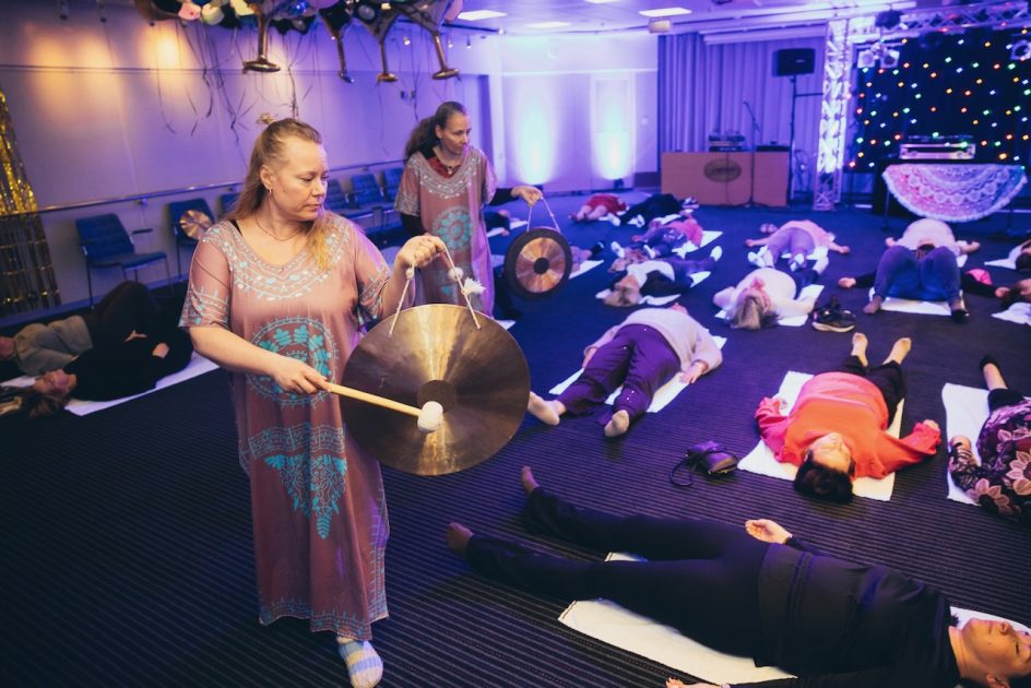 Äänimaljarentoutus Tuulipukuristeilyllä – sointukylpy laivalla